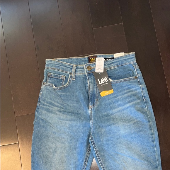 Lee NWT Woman’s High Rise Skinny size 6 M Light Blue Skinny Distressed Jeans - Picture 3 of 12